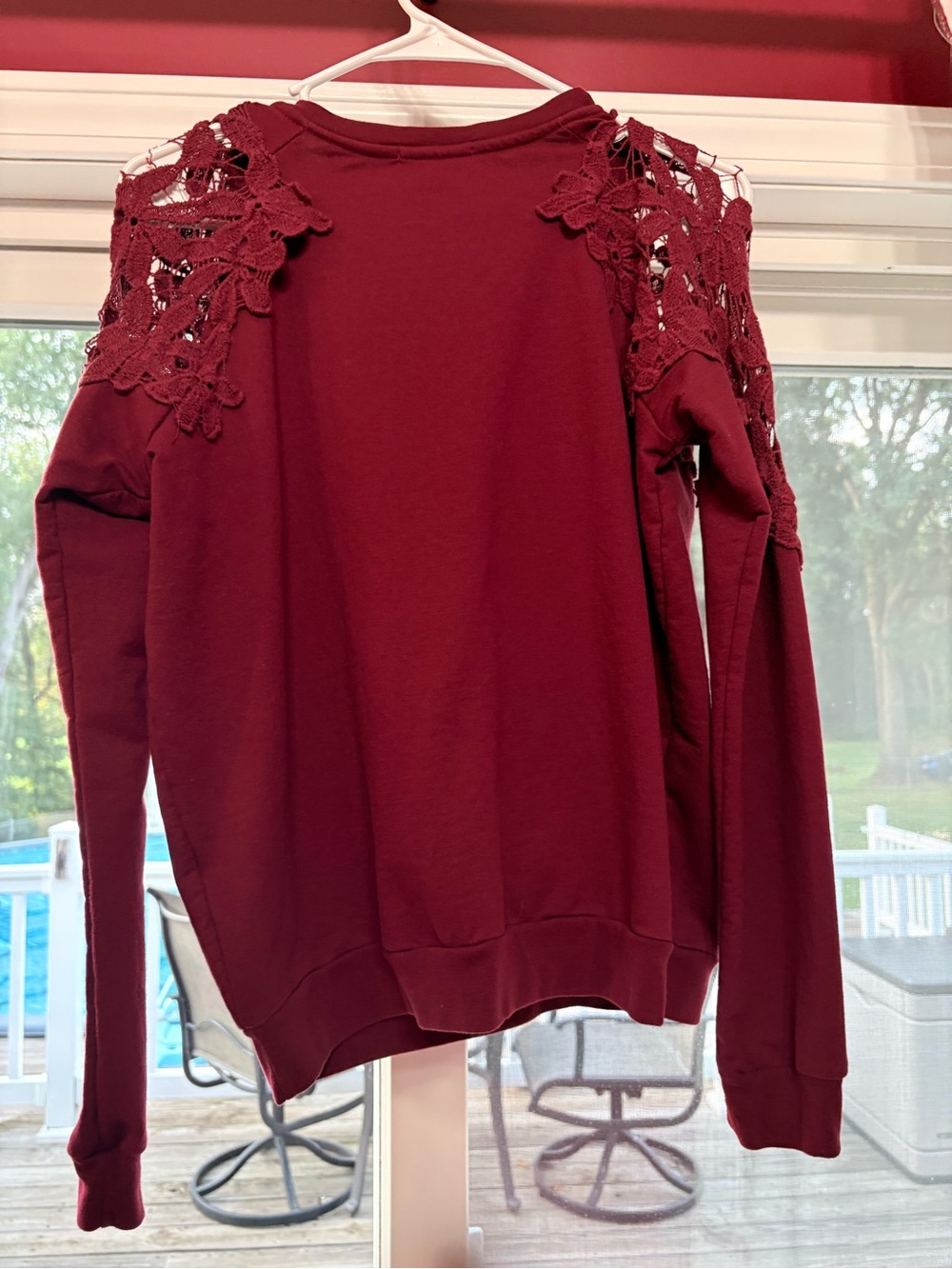 Womens Burgundy Crochet-Shoulder Crewneck Sweater